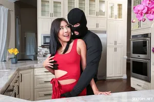 Một người đàn ông có hình xăm và đeo kính đã hẹn gặp một cô gái xinh đẹp trong khách sạn~ Massage đồ lót gợi cảm, bú cu và nuốt tinh…